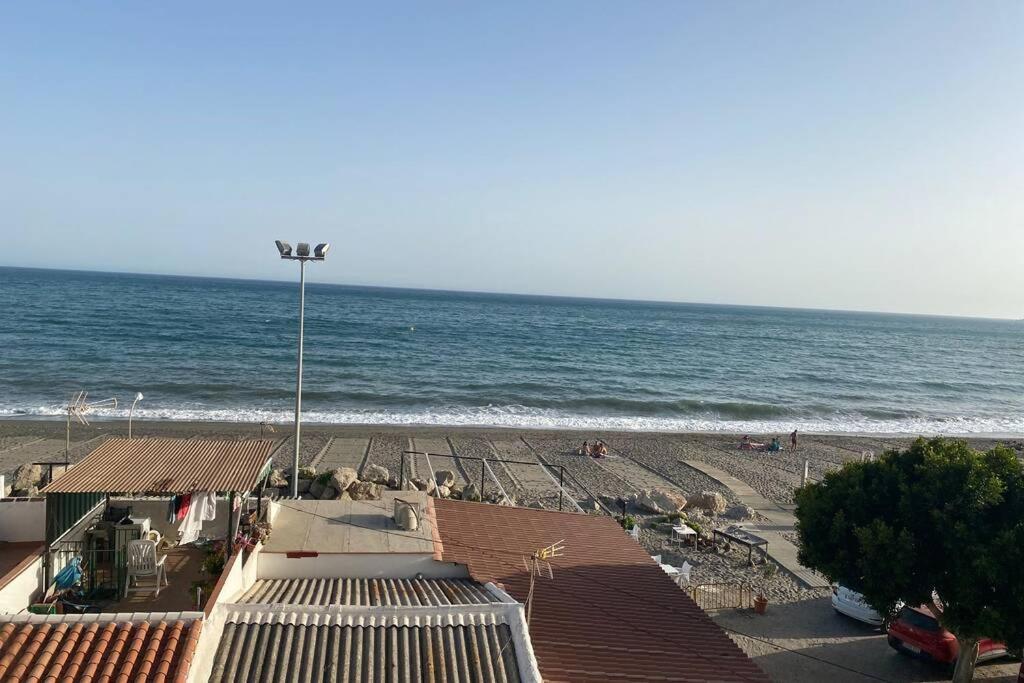 Maravilloso Apartamento En Primera Linea De Playa Con Vistas Al Mar En Caleta De Velez 2 D Bagian luar foto