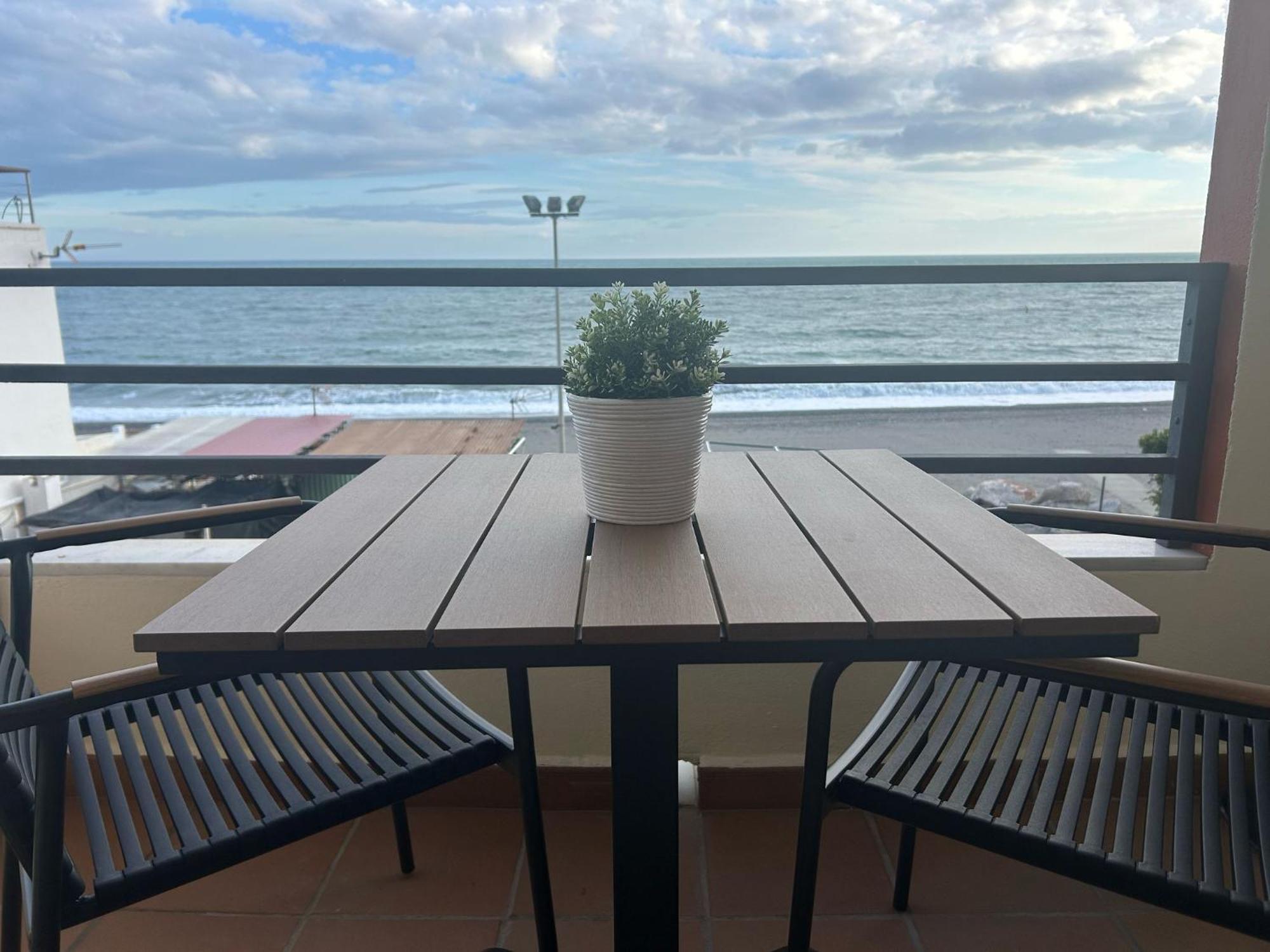 Maravilloso Apartamento En Primera Linea De Playa Con Vistas Al Mar En Caleta De Velez 2 D Bagian luar foto